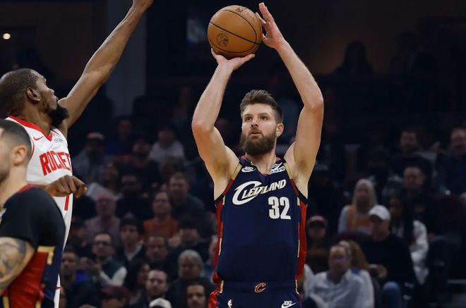 这次又被火箭打爆了！骑士还打算让替补锋线留在轮换阵容中吗？