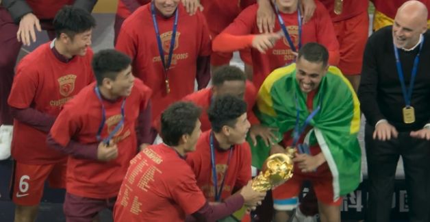 夺冠后武磊泪崩！3年2次落泪，中超第4冠，复刻梅西庆祝动作