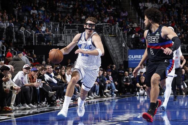 贝恩37+8魔术险胜活塞晋级NBA杯八强 坎宁安39+13+11+8失误