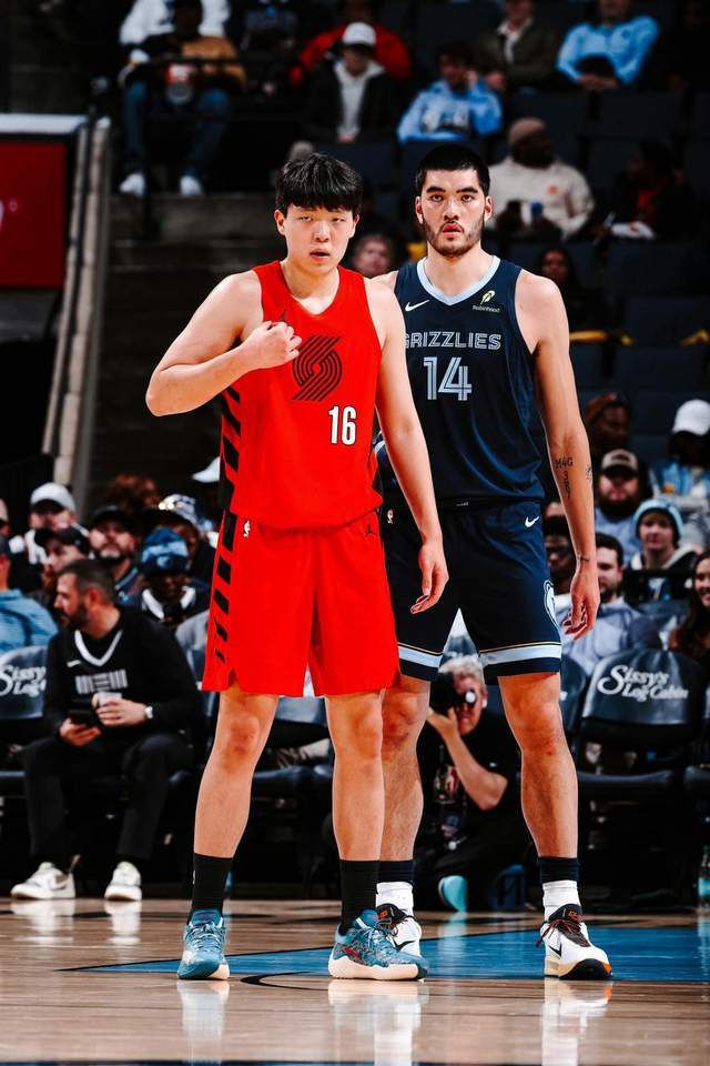 杨瀚森NBA首次首发亮相：从缩手缩脚到暴扣全场的成长一夜之间完成