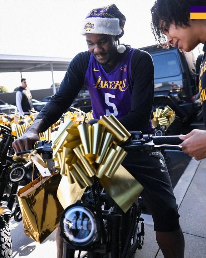 东契奇为湖人全队送上圣诞礼物，百余辆电动自行车引关注