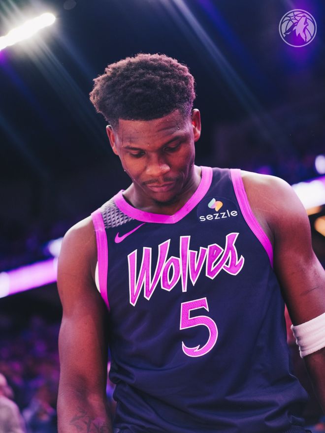 爱德华兹关键三分+抢断助森林狼险胜雷霆 收获复出首胜