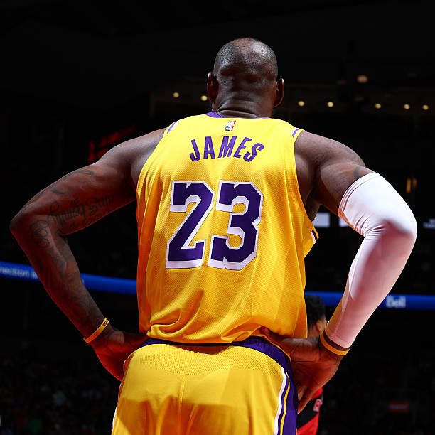 41岁詹姆斯单核鏖战快船 末节爆发仍惜败却赢得尊重