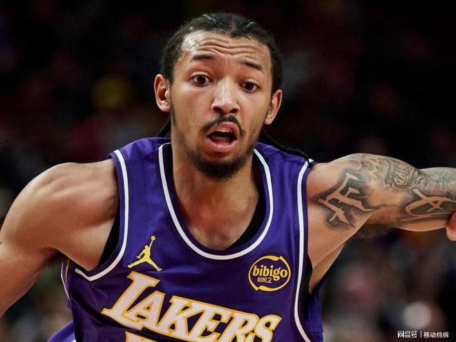 湖人板凳奇兵小尼克-史密斯高效砍21分 老詹现场点赞