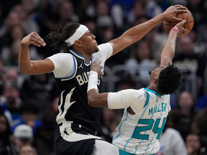 雄鹿逆转黄蜂122-121 凯尔-库兹马与字母哥携手上演终场绝杀