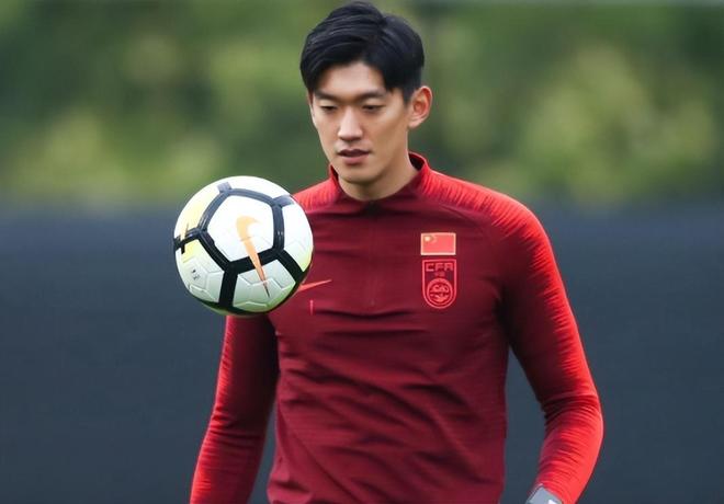 上港亚冠表现平平 陈威崛起被誉“新王大雷” 颜骏凌稳坐非卖品