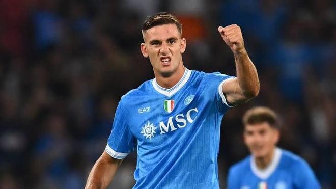 那不勒斯中锋洛伦佐-卢卡受多队